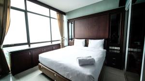 Homey 1BR Apartment at Aryaduta Residence Surabaya By Travelio