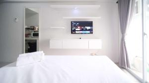 Well Furnished and Homey Studio (No Kitchen) Apartment at Suncity Residence By Travelio