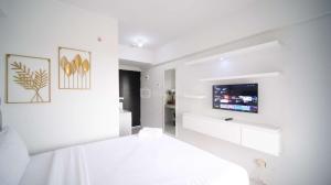 Well Furnished and Homey Studio (No Kitchen) Apartment at Suncity Residence By Travelio