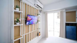 New Studio Apartment with Strategic Location at Suncity Residence By Travelio