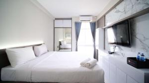 Tidy and Comfy Studio at Bale Hinggil Apartment By Travelio