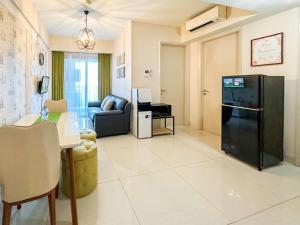 2BR with City and Pool View La Riz Supermall Mansion Apartment By Travelio