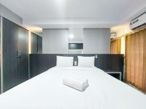 Homey and Warm Studio Apartment at Mansyur Residence By Travelio