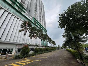 Simple and Comfortable Living Studio at Bale Hinggil Apartment By Travelio