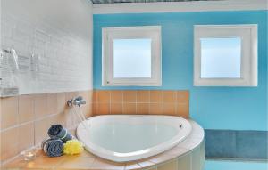 Cozy Home In Ringkøbing With Kitchen