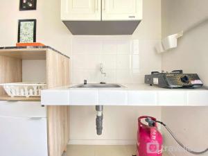 Modern Look 1BR Apartment at Parahyangan Residence near UNPAR By Travelio