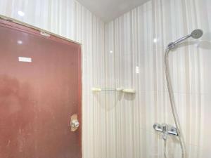 Simply 3BR Apartment at Gateway Ahmad Yani Cicadas By Travelio