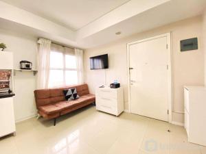 Comfy and Modern 2BR Apartment at Parahyangan Residence By Travelio