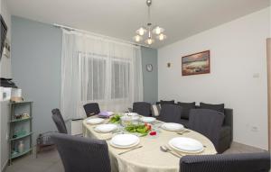 Beautiful Home In Bast With Kitchen 