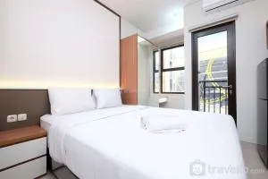 Simply and Comfort Design Studio Room at Transpark Cibubur Apartment By Travelio - Kalimanggis 1