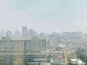 Minimalist and Strategic Studio Room at Menteng Park Apartment By Travelio