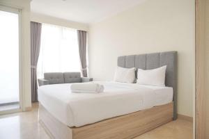 Strategic and Comfy Studio Menteng Park Apartment By Travelio