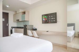 Strategic and Comfy Studio Menteng Park Apartment By Travelio