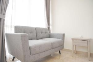 Strategic and Comfy Studio Menteng Park Apartment By Travelio