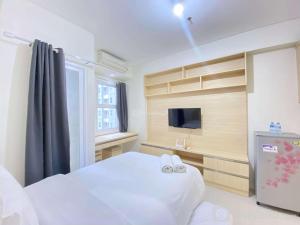 Classy Chic Studio Room at Apartment Parahyangan Residence Bandung By Travelio