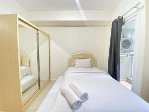 Classy Chic Studio Room at Apartment Parahyangan Residence Bandung By Travelio