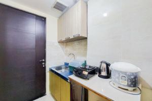 Cozy and Minimalist Studio Great Western Apartment By Travelio