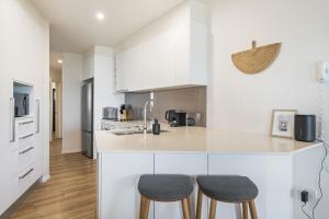 Tranquil Tides Retreat - Coastal Waterfront Escape