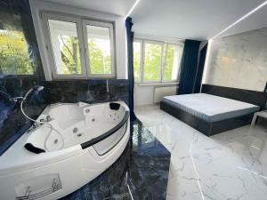 YOURAPART Karmelicka z Jacuzzi