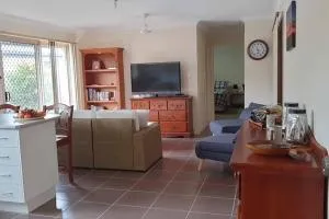 Narnie's Place in Narangba - Relaxed Space with Breakfast - Ocean View