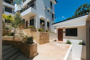 RedDoorz @ LM Apartelle Boracay