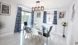 Deluxe 3 Bedroom 2 Bath House &Parking by CozyNest