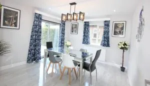 Deluxe 3 Bedroom 2 Bath House &Parking by CozyNest - Winnersh