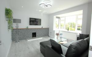 Deluxe 3 Bedroom 2 Bath House &Parking by CozyNest