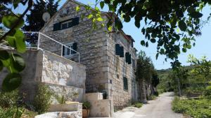 Charmantes Steinhaus mit Pool und Panoramablick
