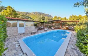 2 Bedroom Stunning Home In Kastel Kambelovac 