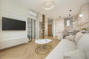 Żupnicza Elegant Apartment with Balcony Warsaw by Noclegi Renters
