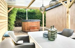 2 Bedroom Cozy Home In Heinkenszand