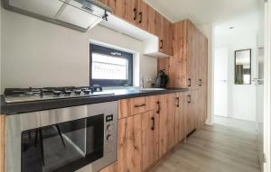 2 Bedroom Cozy Home In Heinkenszand