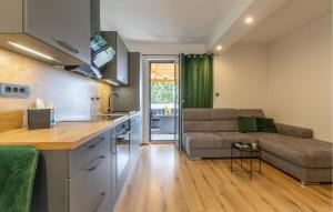 2 Bedroom Amazing Apartment In Lopar 