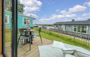 Stunning Stacaravan In Lauwerzijl