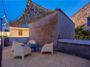 Modernes Ferienhaus in Murter mit Grill, Terrasse und Garten