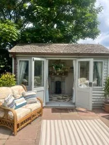 Birds and The Bees Summer House - Cheddleton