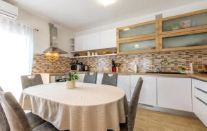 Amazing Home In Vrlika With Wifi