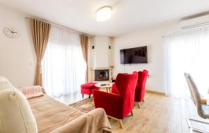 Amazing Home In Vrlika With Wifi