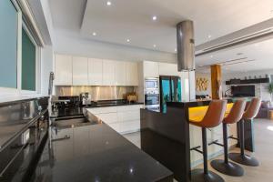 Villa Beyond-Namaste 16 Bedroom Fully Staffed Seaview Villa