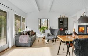 Cozy Home In Dronningmølle With Kitchen