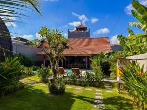 Authentic Joglo Villa: Private Pool & Lush Garden - Dalung