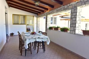 Schönes Ferienhaus in Zambratija mit Terrasse und Nah am Strand - Ubytování bez kategorie ve městě Zambratija