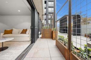Sophisticated Inner-City 2-Bed with Outdoor Dining