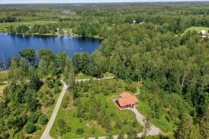 Modernes und hell eingerichtetes Haus mit Blick auf einen See - Väckelsång