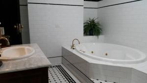 Petersons Armidale Winery and Guesthouse