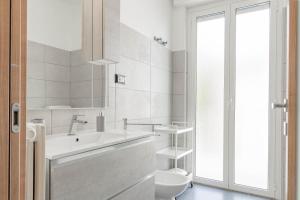 H11 CASA DEL SOLE Parcheggio - Vista mare