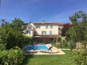 Liebevoll eingerichtetes istrisches Steinhaus mit großer überdachter Terrasse in zentraler Lage - Ubytování bez kategorie ve městě Vižinada