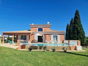 Ferienvilla mit Pool, Garten und Kinderspielplatz - Ubytování bez kategorie ve městě Odiáxere