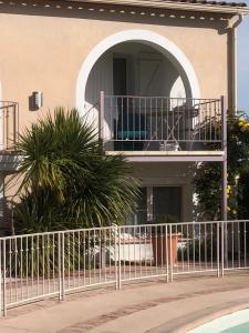 Studio avec loggia, piscine et parking